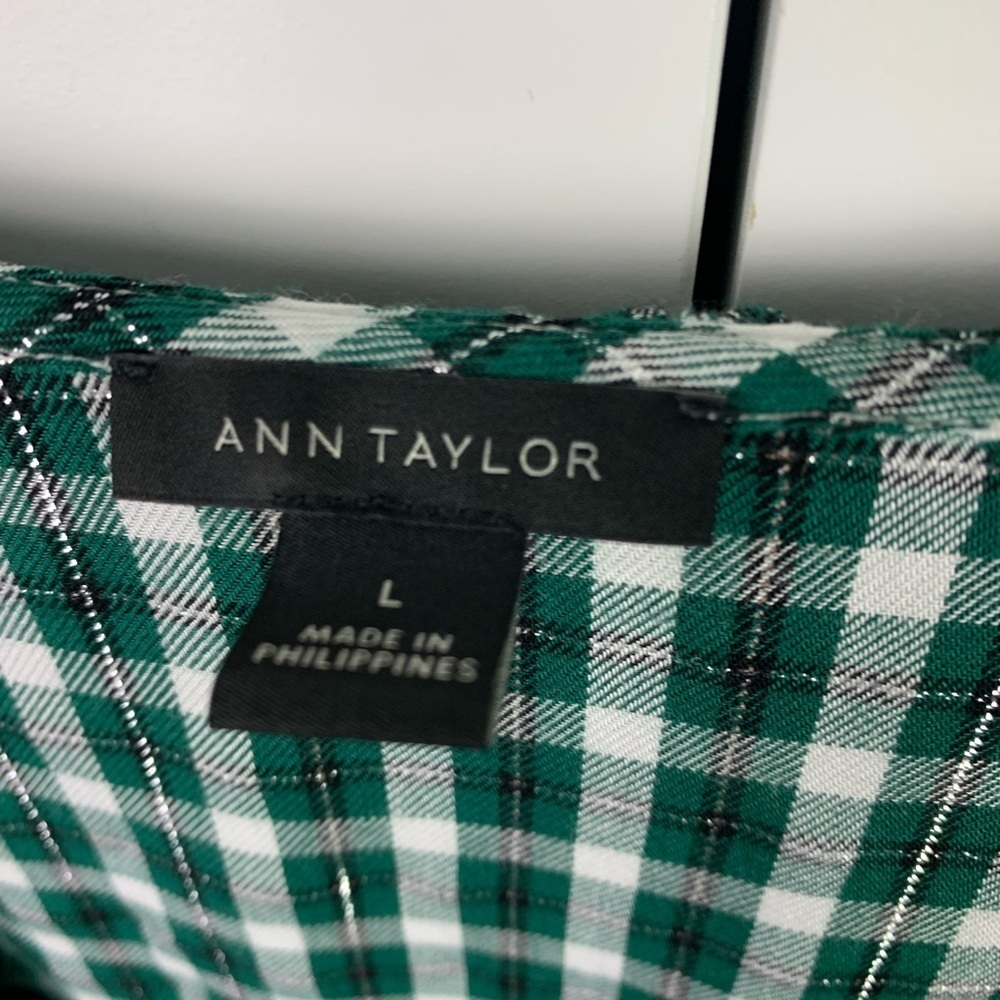 Ann Taylor LARGE v Neck Ruffle Blouse Holiday Green Silver Plaid Romantic Preppy - Picture 3 of 8